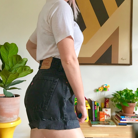 Vintage 90s Levi’s black cut off jean shorts 31/32 - Picture 2 of 6